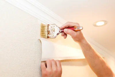 Pose de papier peint à Mortrée — revêtements muraux et toiles de verre